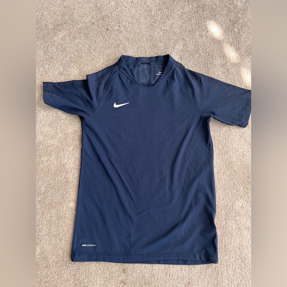 Boys Nike Dri-Fit Shirt Size Medium (Cart F-124)